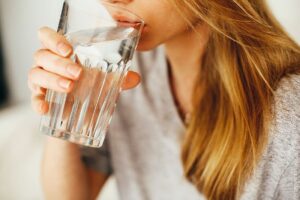 Read more about the article Drinking Water: क्या आप भी खड़े-खड़े पीते हैं पानी?